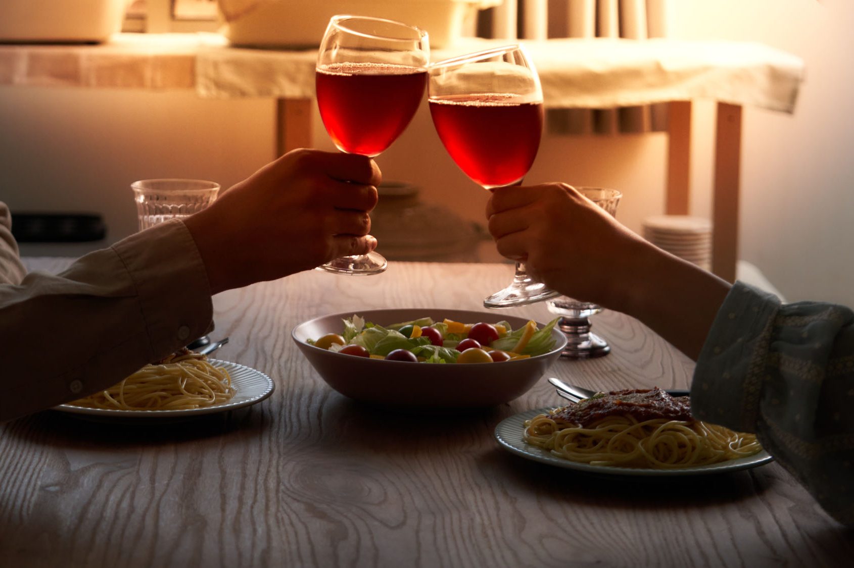 ワインで乾杯をする男女